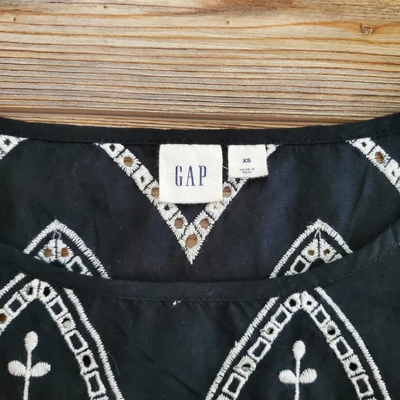 GAP Women's Top Black White Embroidered Blouse  Extra Small XS Boho 3/4 Sleeve - Picture 6 of 7